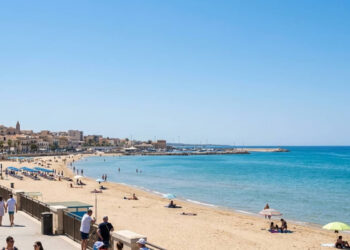 Ragusa caldo africano con cielo sereno e temperature elevate sulla costa iblea