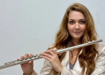 Auditorium con pianoforte a coda e flauto sul palco in attesa del concerto di Melodica a Ragusa