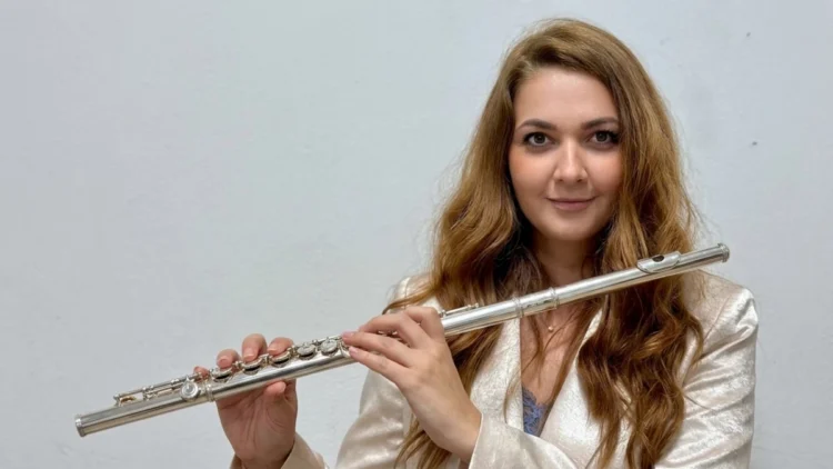 Auditorium con pianoforte a coda e flauto sul palco in attesa del concerto di Melodica a Ragusa