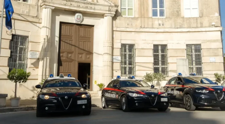 Carabinieri in controllo stradale a Ragusa durante operazioni notturne