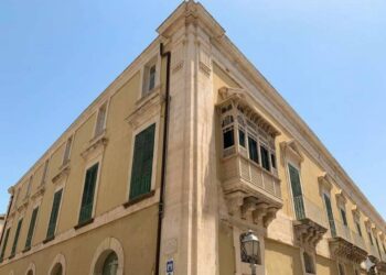 Ragusa dimore storiche con facciata barocca e balconi in pietra durante le aperture ADSI