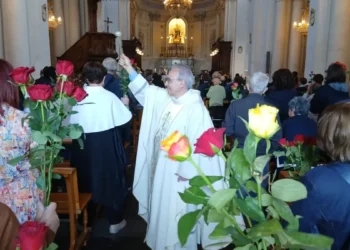 Fedeli a Ragusa nella chiesa Ecce Homo durante la celebrazione di Santa Rita