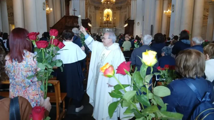 Fedeli a Ragusa nella chiesa Ecce Homo durante la celebrazione di Santa Rita