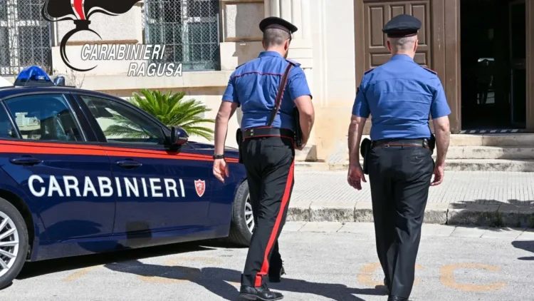 Controlli dei Carabinieri nel centro storico di Ragusa dopo il furto a un calciatore