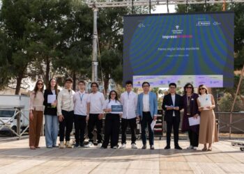 Studenti del Ragusa Ibleo Sensor durante la presentazione del progetto tecnologico scolastico