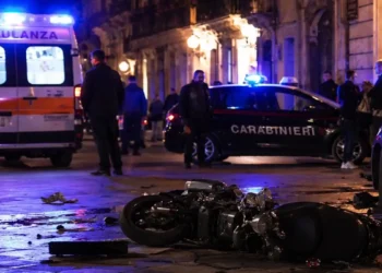 FOTO ARCHIVIO - Incidente nella notte a Ragusa con scooter coinvolto e intervento dei soccorsi