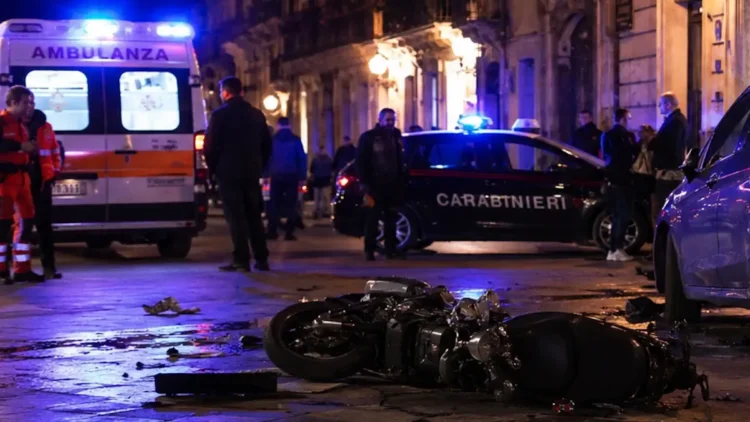 FOTO ARCHIVIO - Incidente nella notte a Ragusa con scooter coinvolto e intervento dei soccorsi