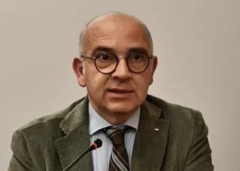 Strada statale con mezzi di soccorso dopo incidente