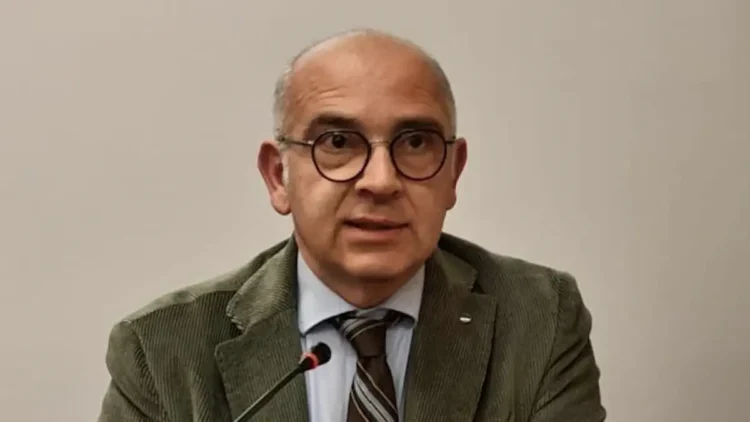 Strada statale con mezzi di soccorso dopo incidente