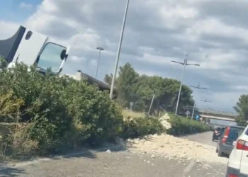 Incidente sulla SP25 a Ragusa con auto e autocarro e traffico rallentato
