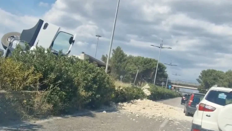 Camion ribaltato sulla SP25 a Ragusa con intervento dei soccorsi