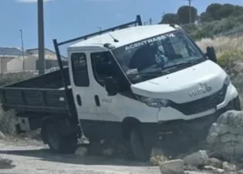 Incidente sulla SP25 Ragusa–Marina di Ragusa con furgone fuori strada e traffico rallentato