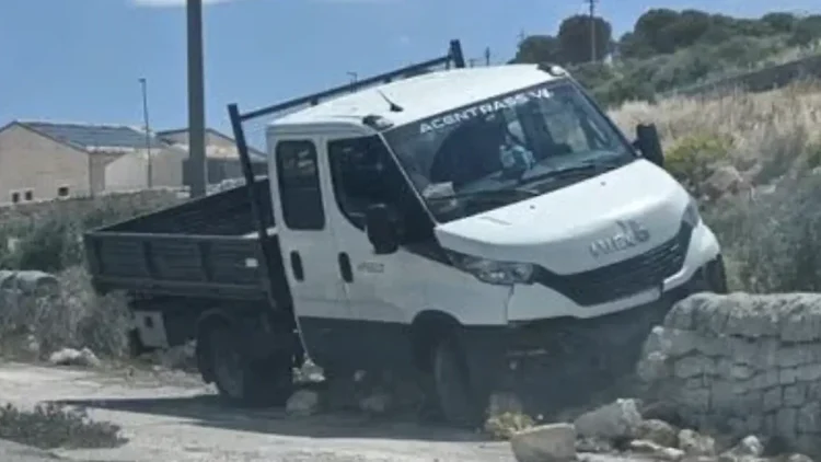 Incidente sulla SP25 Ragusa–Marina di Ragusa con furgone fuori strada e traffico rallentato