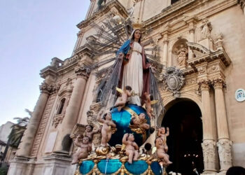 Fedeli a Ragusa durante la processione Madonna Medaglia nel centro storico