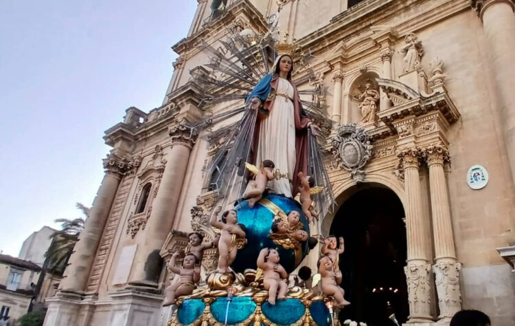 Fedeli a Ragusa durante la processione Madonna Medaglia nel centro storico