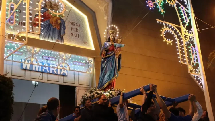 Processione di Maria Ausiliatrice per le vie del quartiere a Ragusa