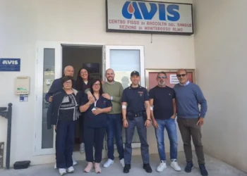 Agenti della Polizia di Stato durante la donazione di sangue a Monterosso Almo