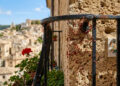 Ragusa ragnetti rossi su balcone assolato durante la primavera