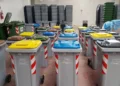Mastelli e raccolta rifiuti a Ragusa lungo una strada urbana