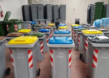 Mastelli e raccolta rifiuti a Ragusa lungo una strada urbana