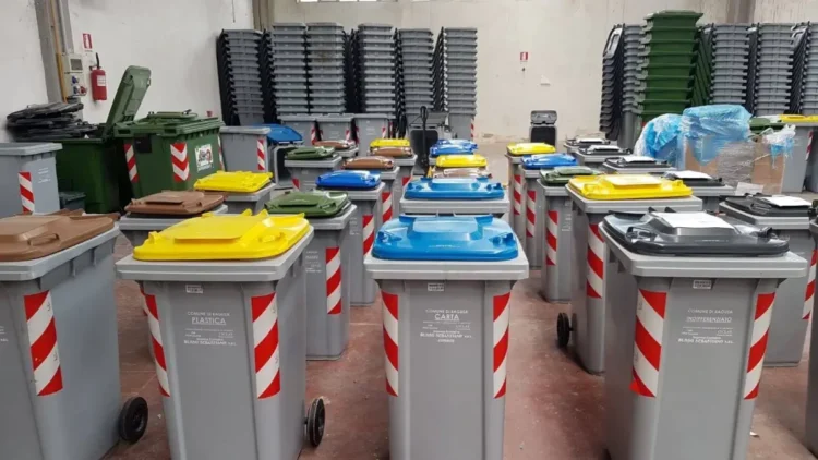 Mastelli e raccolta rifiuti a Ragusa lungo una strada urbana