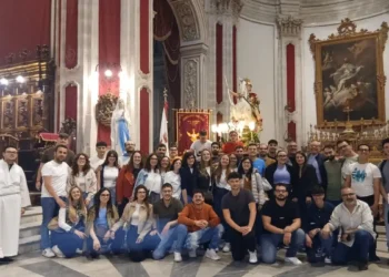 Processione di San Giorgio a Ragusa Ibla con folla e banda musicale