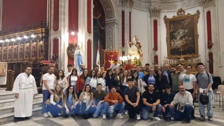Processione di San Giorgio a Ragusa Ibla con folla e banda musicale