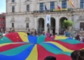 Bambini e famiglie al centro storico di Ragusa durante attività ludiche all’aperto