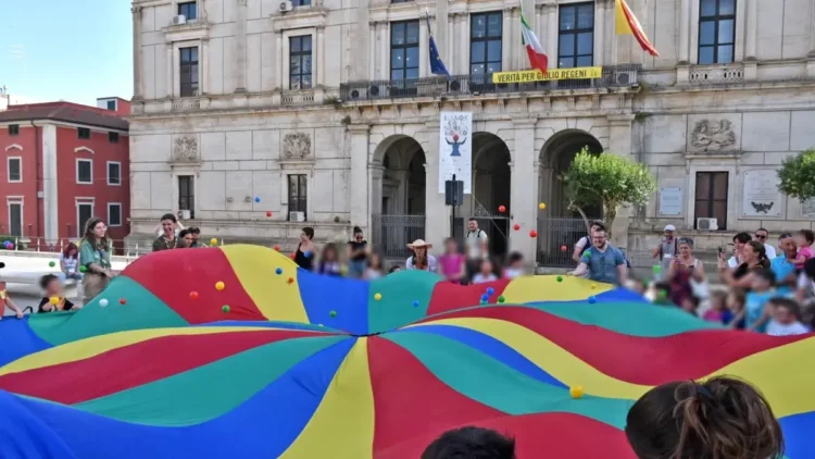 Bambini e famiglie al centro storico di Ragusa durante attività ludiche all’aperto