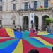 Bambini e famiglie al centro storico di Ragusa durante attività ludiche all’aperto