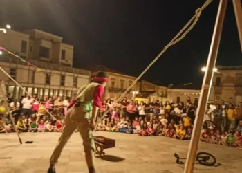 Bambini e famiglie alla festa “Scuola in festa” nel centro storico di Ragusa
