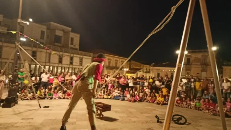 Bambini e famiglie alla festa “Scuola in festa” nel centro storico di Ragusa