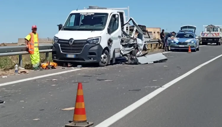 Soccorsi e Polizia Stradale sulla SS514 Ragusa–Catania dopo incidente in un cantiere