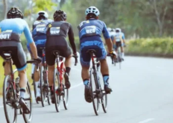 Ciclisti durante una gara a Ragusa con riferimento alla vicenda antidoping del Team Nuova Avir