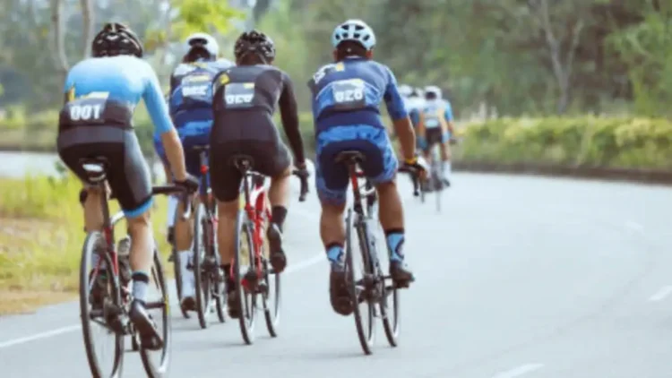 Ciclisti durante una gara a Ragusa con riferimento alla vicenda antidoping del Team Nuova Avir