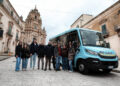 Studenti utilizzano il servizio Ragusa trasporti universitari nel centro cittadino