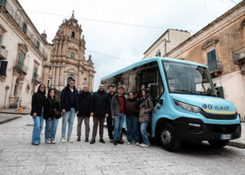 Studenti utilizzano il servizio Ragusa trasporti universitari nel centro cittadino