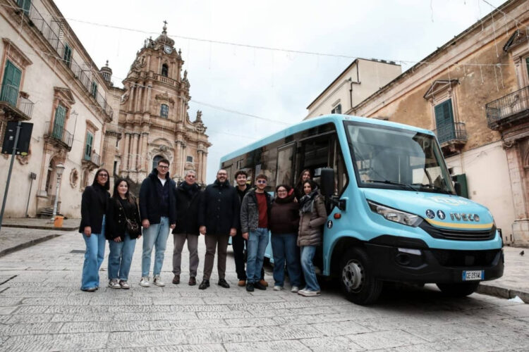 Studenti utilizzano il servizio Ragusa trasporti universitari nel centro cittadino