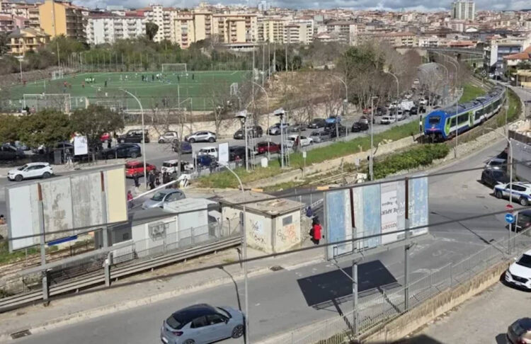 Traffico vicino al Ragusa via Paestum passaggio a livello