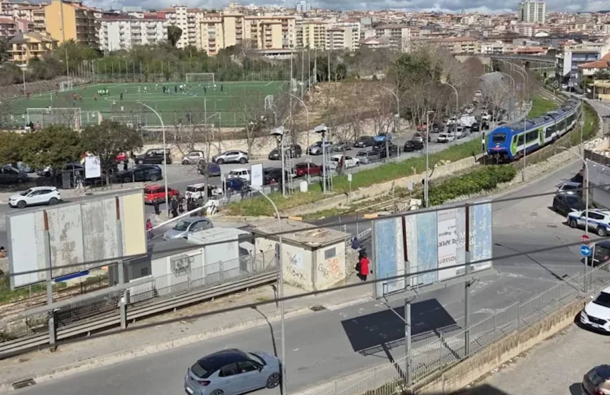Traffico vicino al Ragusa via Paestum passaggio a livello