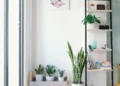 Interno di una casa ordinata con mobili multifunzionali e luce naturale