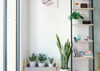 Interno di una casa ordinata con mobili multifunzionali e luce naturale
