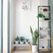 Interno di una casa ordinata con mobili multifunzionali e luce naturale