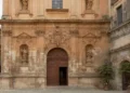 Facciata della Chiesa di San Domenico a Modica interessata dai lavori di restauro nel 2026.