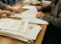 Ufficio tributi comunale con cittadini in attesa informazioni su tasse locali