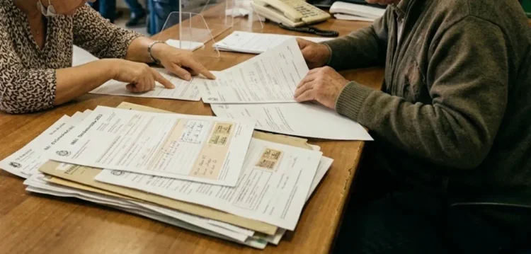 Ufficio tributi comunale con cittadini in attesa informazioni su tasse locali