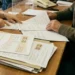 Ufficio tributi comunale con cittadini in attesa informazioni su tasse locali