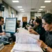 Sportello Agenzia Entrate Riscossione con contribuente e fascicolo cartelle esattoriali