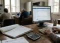 Documento fiscale e calcolatrice su tavolo con riferimento a rottamazione tasse locali