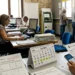 Ufficio tributi comunale con documenti fiscali e calcolatrice